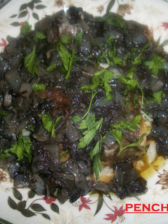 Una foto de Bacalao con cebolla y vino a la tinta de calamar