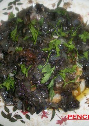 Una foto de Bacalao con cebolla y vino a la tinta de calamar