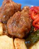 Pollo con patatas fritas y pimientos rojos