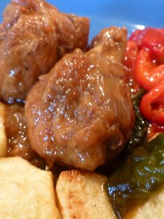 Una foto de Pollo con patatas fritas y pimientos rojos