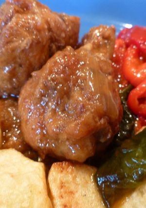 Una foto de Pollo con patatas fritas y pimientos rojos