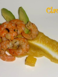 Una foto de Gambas con chutney de mango, manzana y jengibre