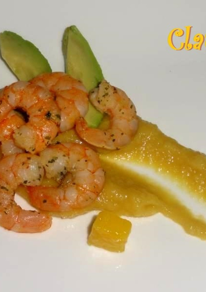 Una foto de Gambas con chutney de mango, manzana y jengibre