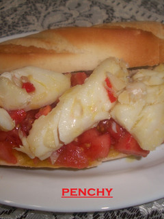 Una foto de Bocata veraniego de bacalao