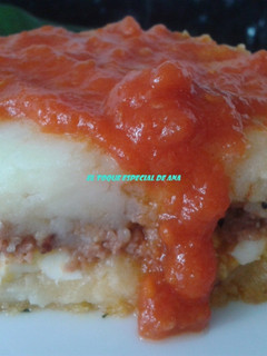 Una foto de Pastel de carne y patatas al horno