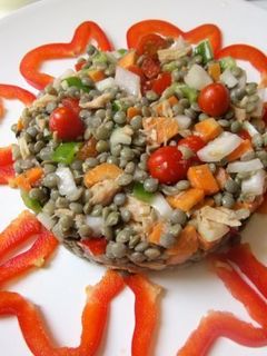 Una foto de Ensalada de lentejas con atún y verduras