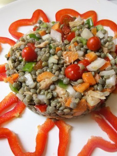 Una foto de Ensalada de lentejas con atún y verduras