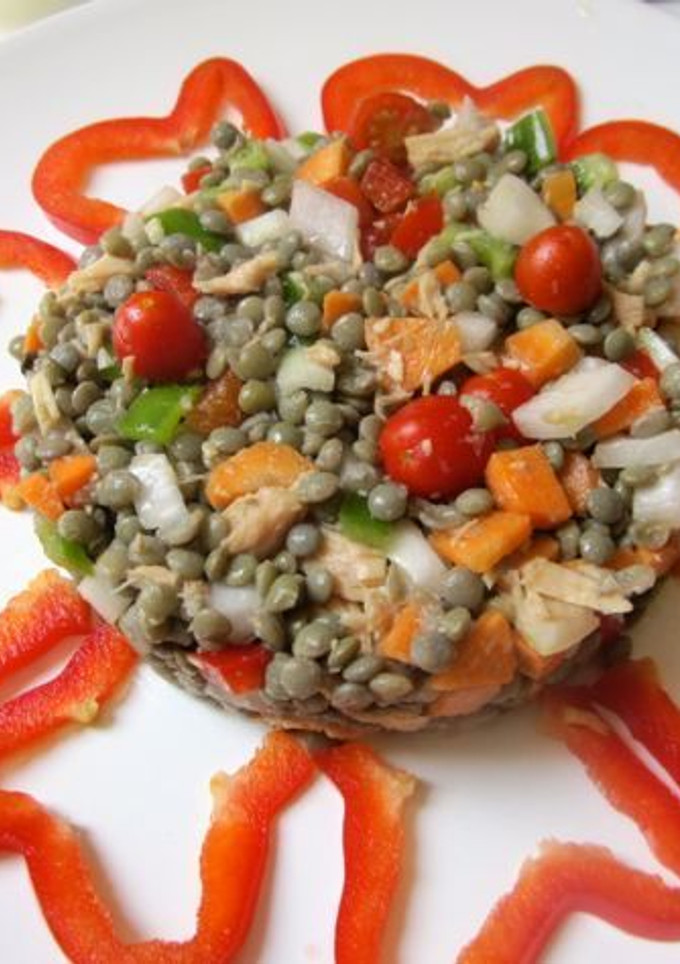 Una foto de Ensalada de lentejas con atún y verduras