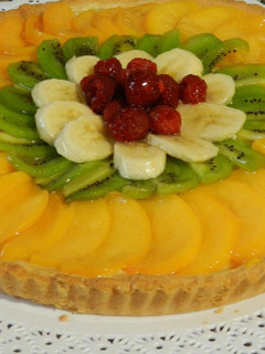 Una foto de Tarta de frutas con crema chantilly