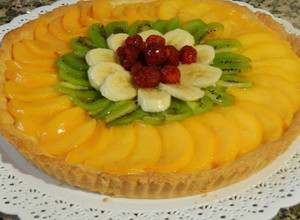 Una foto de Tarta de frutas con crema chantilly