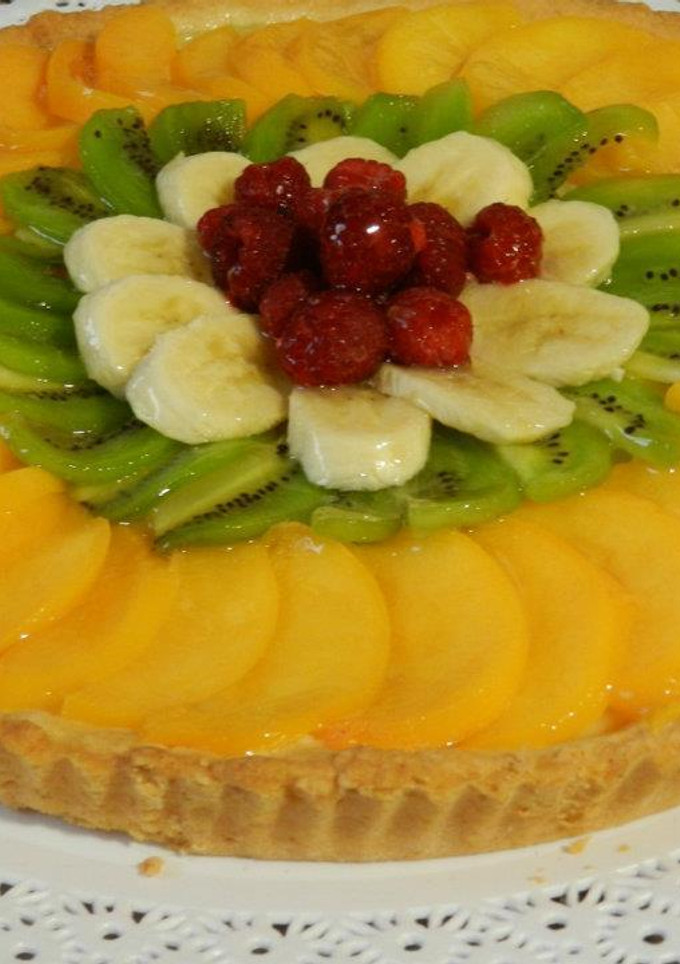 Una foto de Tarta de frutas con crema chantilly