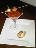 Gazpacho con camarones flameados y crostini