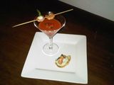 Gazpacho con camarones flameados y crostini