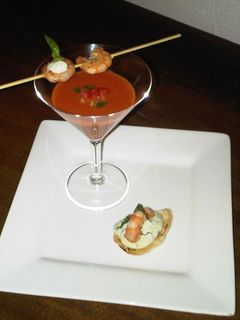 Una foto de Gazpacho con camarones flameados y crostini