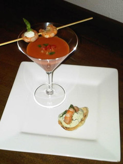 Una foto de Gazpacho con camarones flameados y crostini