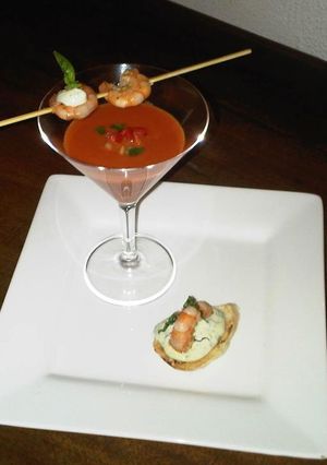 Una foto de Gazpacho con camarones flameados y crostini