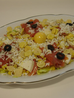 Una foto de Ensalada amarilla y salmón ahumado
