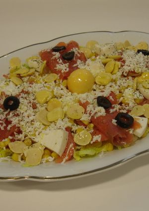 Una foto de Ensalada amarilla y salmón ahumado