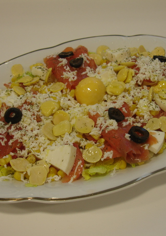 Una foto de Ensalada amarilla y salmón ahumado