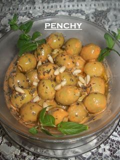 Una foto de Aceitunas rellenas en salsa de pimiento rojo asado con piñones