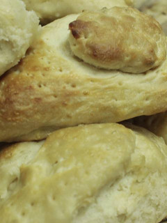 Una foto de Pan con setas al ajo