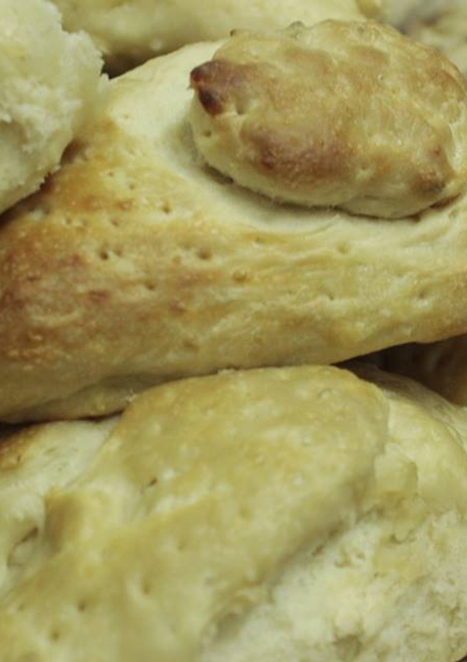 Una foto de Pan con setas al ajo