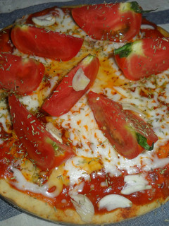 Una foto de Pizza al ajo con tomates frescos