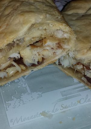 Una foto de Hojaldre de bacalao y pasas