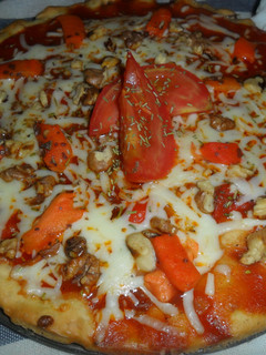 Una foto de Pizza con nueces