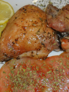 Una foto de Pollo a la parrilla con tomates