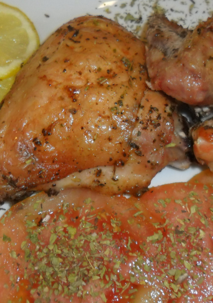 Una foto de Pollo a la parrilla con tomates