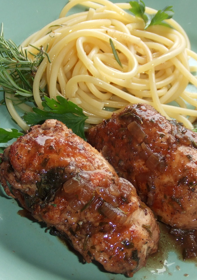 Una foto de Rollitos de pollo al romero rellenos de verdura