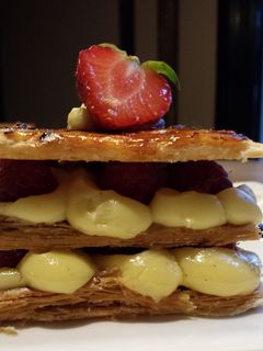 Una foto de Mil hojas de crema a la vainilla y frambuesa