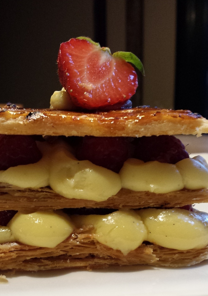 Una foto de Mil hojas de crema a la vainilla y frambuesa