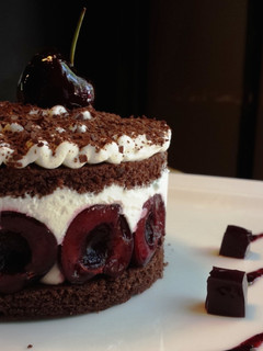 Una foto de Tarta selva negra con cerezas naturales