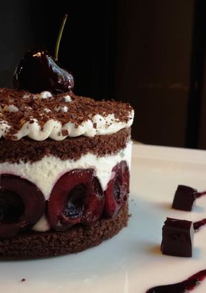 Una foto de Tarta selva negra con cerezas naturales