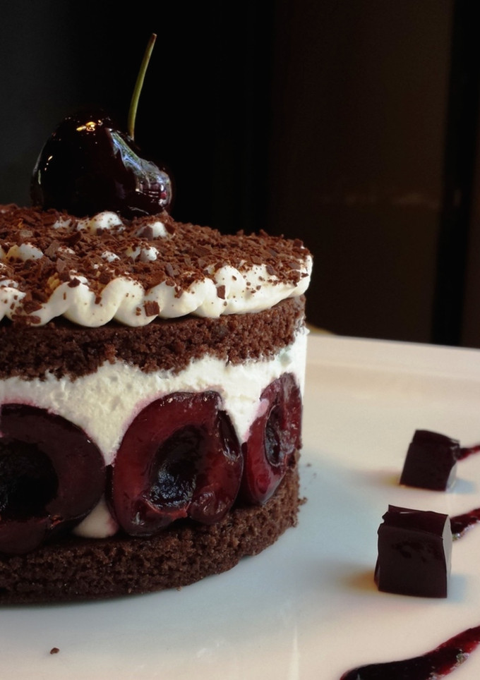 Una foto de Tarta selva negra con cerezas naturales