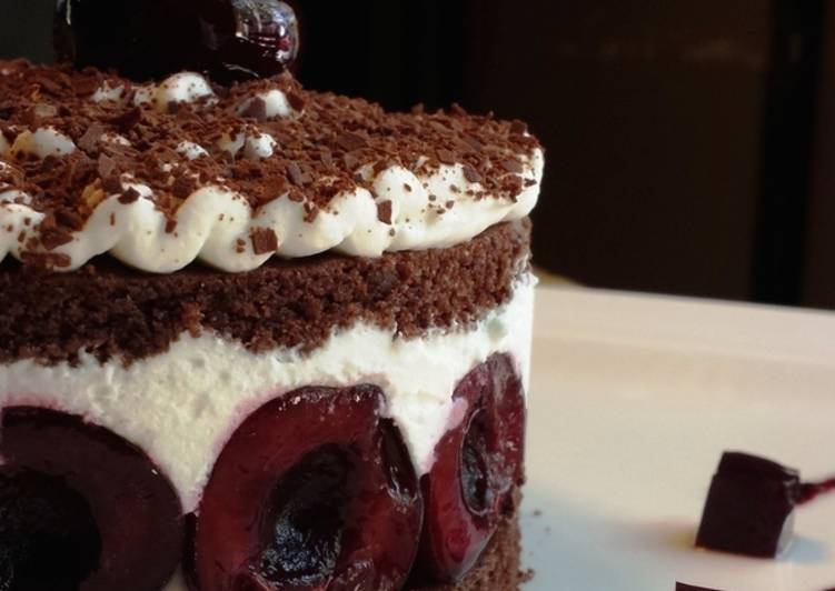 Tarta selva negra con cerezas naturales