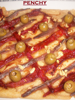Una foto de Coca picante, con pimientos asados y anchoas