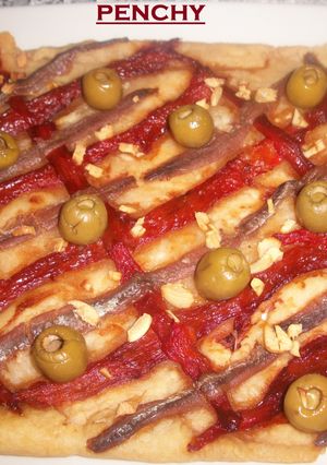 Una foto de Coca picante, con pimientos asados y anchoas