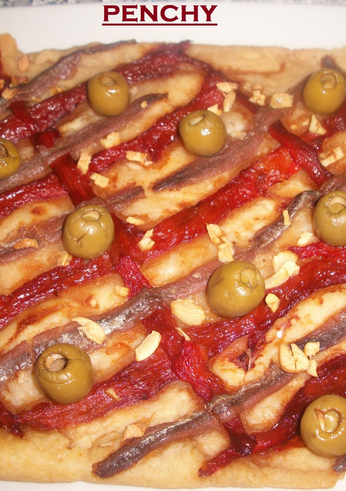 Una foto de Coca picante, con pimientos asados y anchoas