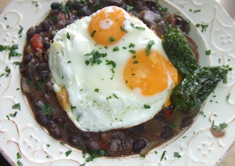 Judías rojas con huevos a la plancha y pimientos de Padrón