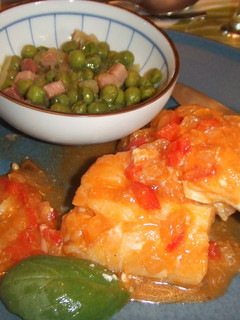 Una foto de Bacalao fresco guisado con guisantes caramelizados