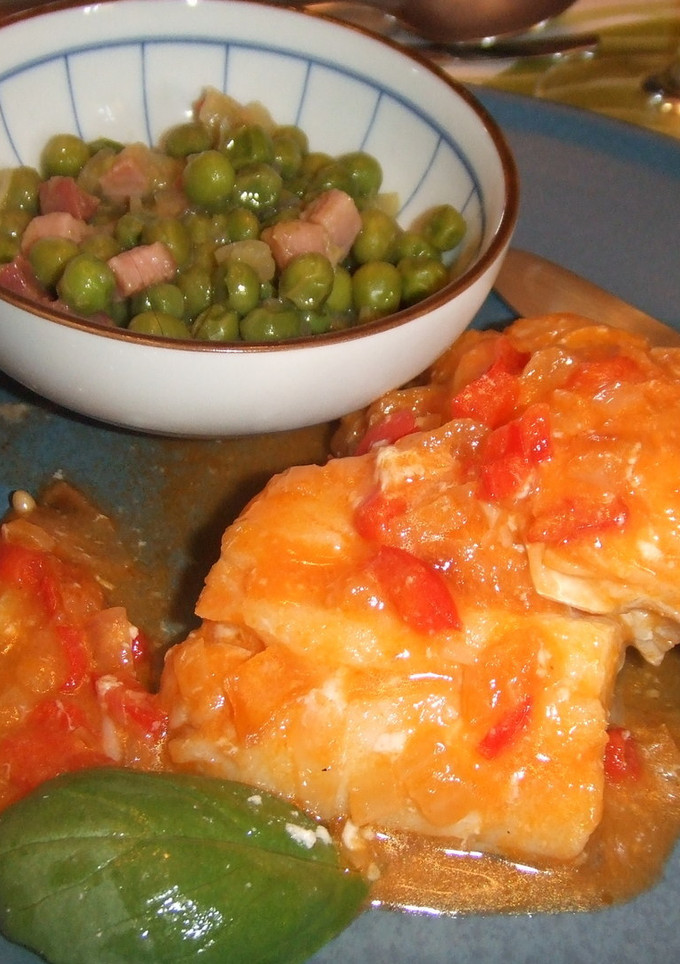Una foto de Bacalao fresco guisado con guisantes caramelizados