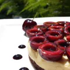Una foto de Tarta de cerezas picotas y crema