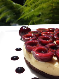 Una foto de Tarta de cerezas picotas y crema