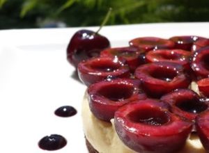 Una foto de Tarta de cerezas picotas y crema