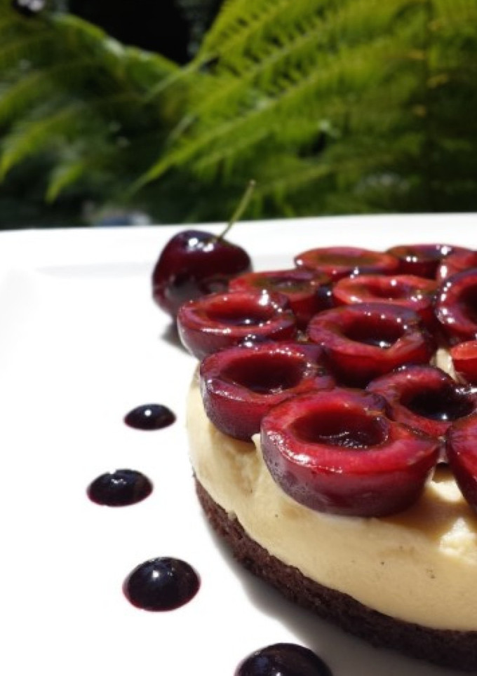 Una foto de Tarta de cerezas picotas y crema
