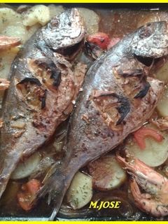 Una foto de Doradas al horno con langostinos