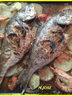 Una foto de Doradas al horno con langostinos